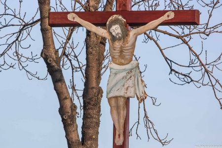 Drewniany krzyż przydrożny z Chrystusem z blachy w Dolnej gm. Leśnica