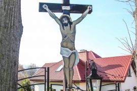 Przydrożny drewniany krzyż z Chrystusem z blachy w Muszynie
