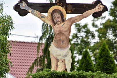 Krzyż przydrożny z blaszanym Chrystusem, Świdnica