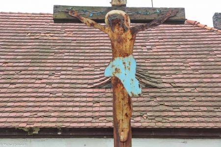 Drewniany krzyż przydrożny