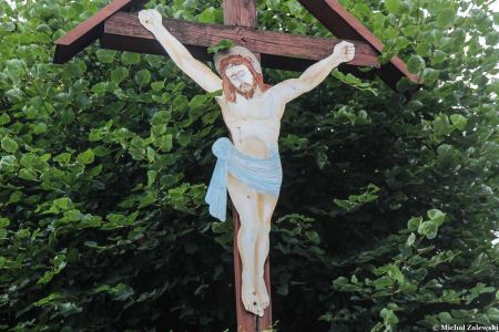 Drewniany krzyż przydrożny z blaszanym Chrystusem w Moszczance koło Prudnika