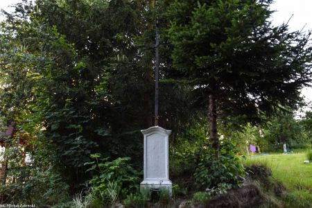 Oleszna Podgórska, krzyż kamienny przydrożny
