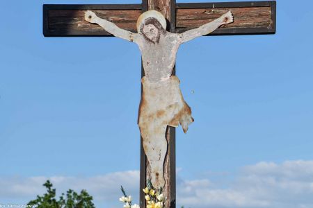 Krzyż przydrożny z blaszanym Chrystusem w Bukowicach