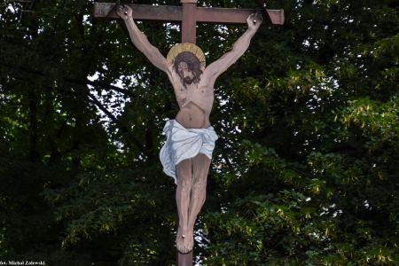 Krzyż z Chrystusem z blachy na cmentarzu w Opolu