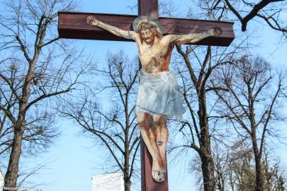 Krzyż przydrożny z Chrystusem z blachy na Osobowicach we Wrocławiu
