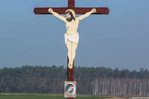 Drewniany krzyż przydrożny z Jezusem i Matką Boską Bolesną wyciętymi z blachy w Sprzęcicach