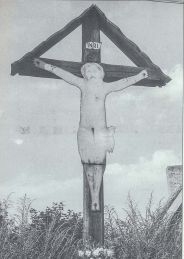 Drewniany krzyż przydrożny w Chrystusem z blachy, Potrzebowo