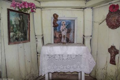 Wnętrze kapliczki przydrożnej św. Tekli