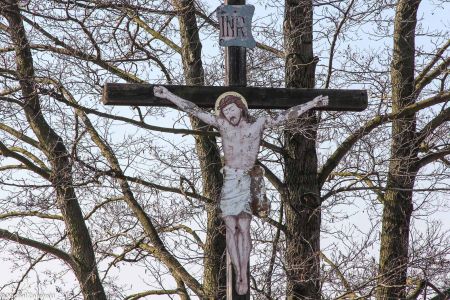 Opole Grotowice, krzyż z Chrystusem z blachy