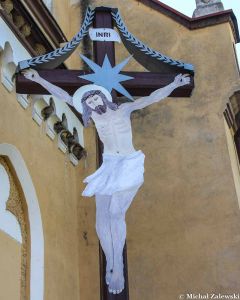 Krzyż przydrożny z Jezusem malowanym na blasze, Chałupki