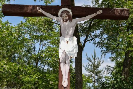 Drewniany krzyż przydrożny z Jezusem wyciętym z blachy