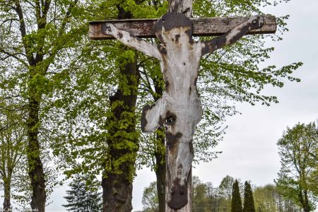 Krzyż z wyciętym z blachy Jezusem w Krzydłowicach