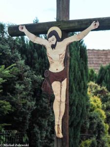 Krzyż przydrożny z blaszanym Jezusem w Starowicach