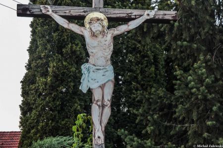 Jezus Chrystus wycięty z blachy na krzyżu przydrożnym w Nowym Świętowie