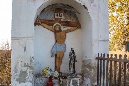 kapliczka przydrożna z krzyżem z Chrystusem z blachy