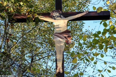 Krzyż przydrożny z blaszanym Chrystusem, Radochów