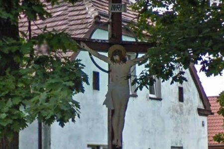 Drewniany krzyż przydrożny z blaszanym Chrystusem w Oławie