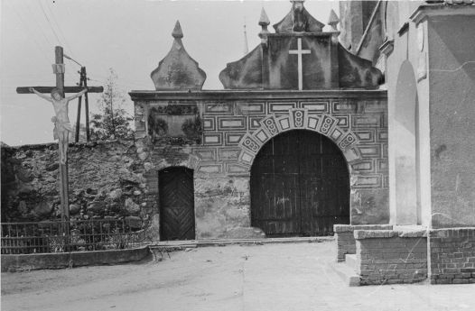 Brama Möllendorfa i krzyż z blaszanym Chrystusem