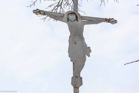 Metalowy krzyż przydrożny z blaszanym Chrystusem w Niedamirowie