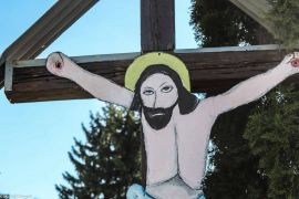 krzyż przydrożny z Chrystusem sylwetkowo wyciętym z blachy i pomalowanym