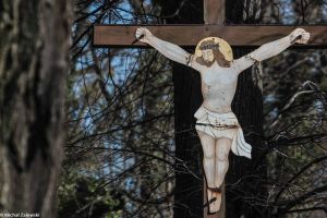 Blaszany Chrystus na krzyżu przydrożnym w Kalinowicach