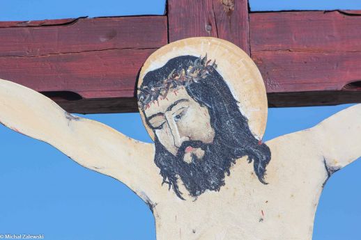 Drewniany krzyż przydrożny z Chrystusem z blachy, Sprzęcice