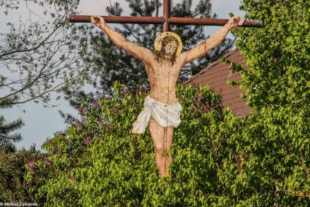 Krzyż przydrożny z Chrystusem z blachy