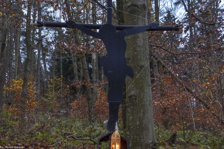 Krzyż metalowy z z Chrystusem malowanym na blasze w Lądku-Zdroju