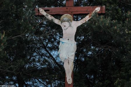 Jezus Chrystus na drewnianym krzyżu w Bierdzanach