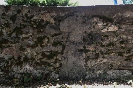 krzyż pojednania wmurowany w mur cmentarza, Zebrzydów