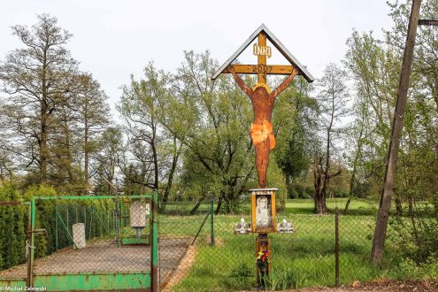 Krzyż przydrożny z Chrystusem z blachy, Ujazd pow. strzelecki