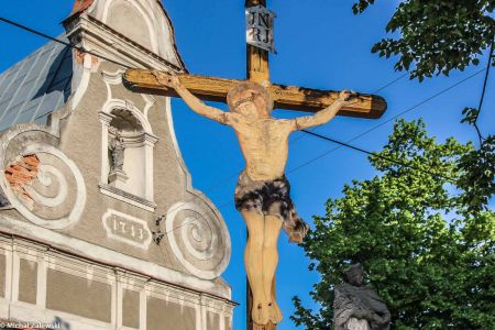 Drewniany krzyż przydrożny z blaszanym Jezusem, Pomianów Górny