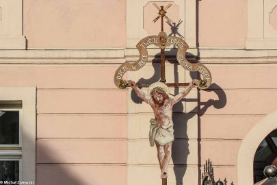 Krzyż z malowanym na blasze Ukrzyżowanym Chrystusem w Nowogrodźcu