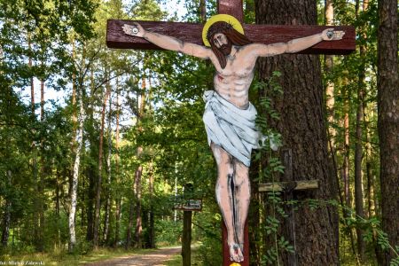 Przydrożny krzyż z Jezusem Chrystusem malowanym na blasze w Kielczy