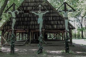 Krzyże z blaszanymi postaciami w Goszycach