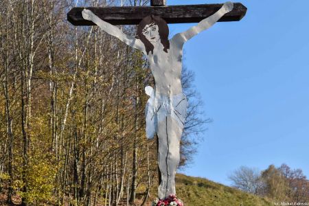 Drewniany krzyż przydrożny z blaszanym Chrystusem, Konradów