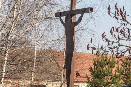 Krzyż przydrożny z Chrystusem z blachy w Radzikowicach