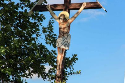 krzyż z Chrystusem z blachy, Raszowa pomnik wojenny