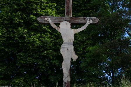 Krzyż z Chrystusem z blachy na cmentarzu