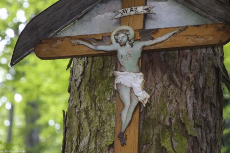 Krzyż z Chrystusem z blachy w Długopolu-Zdrój