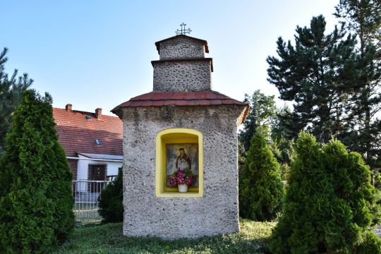 Kapliczka wnękowa ze św. Janem Nepomucenem malowanym na blasze w Dziadowej Kłodzie