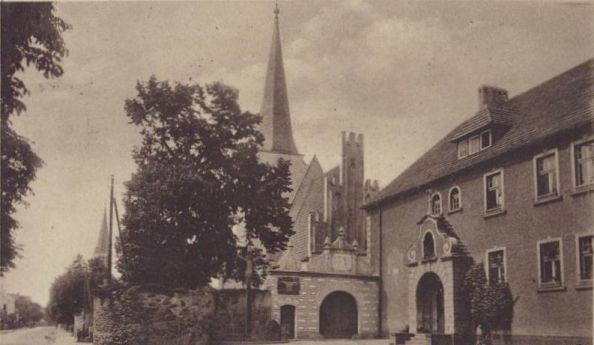 Widok na bramę Möllendorfa, kościół w Lutyni