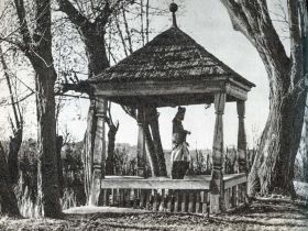 Przydrożna kapliczka brogowa ze św. Janem Nepomucenem w Opatowie